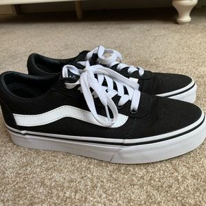 Black/white classic vans women’s size 6.0